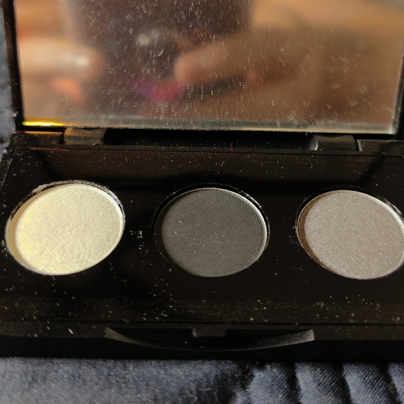 Farmasi make up combo - Picture 2 of 12